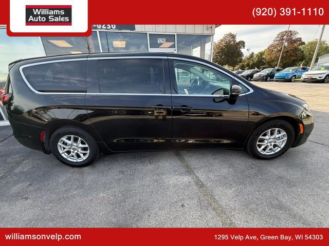 Used 2024 Chrysler Pacifica Touring-L FWD image 2