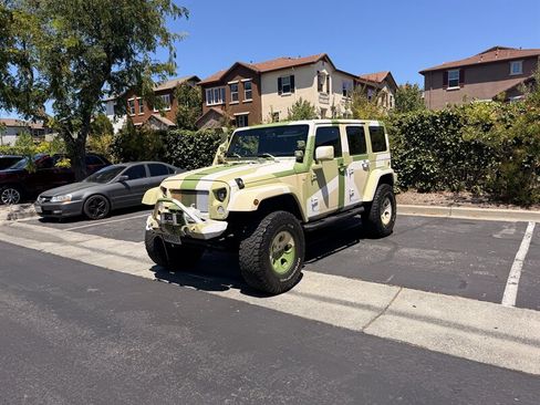 Used 2015 Jeep Wrangler Unlimited Sahara w/ Connectivity Group AWD/4WD image 2