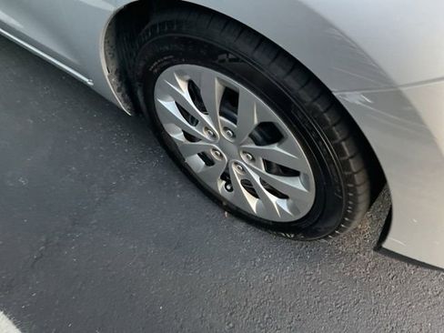 Used 2017 Hyundai Elantra GT image 2