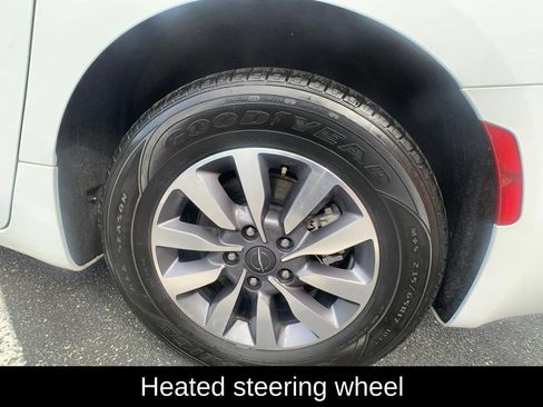 Used 2023 Chrysler Pacifica Touring-L FWD image 34