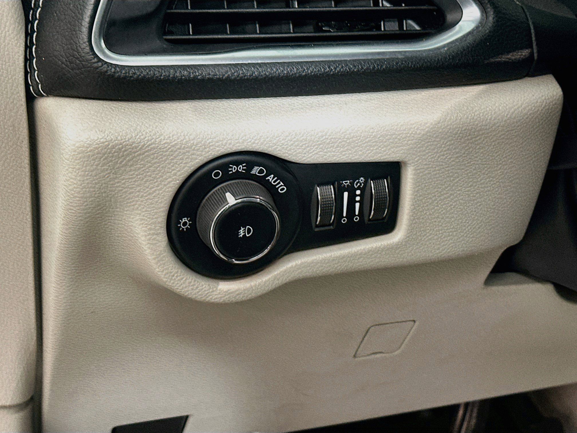 Used 2023 Chrysler Pacifica Limited FWD image 10