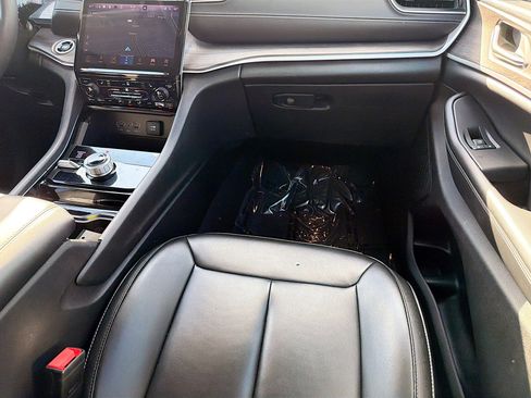 Used 2023 Jeep Grand Cherokee L Limited image 19