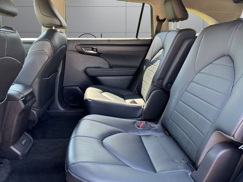Used 2023 Toyota Highlander XLE AWD/4WD image 18