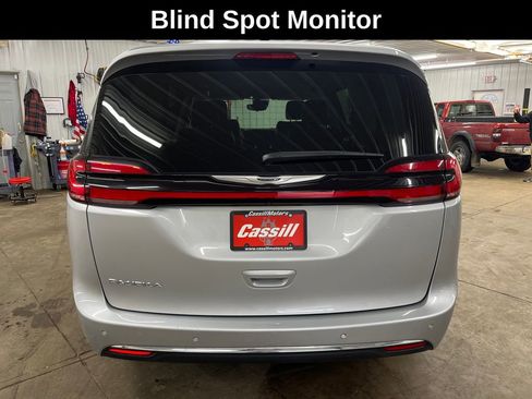 Used 2024 Chrysler Pacifica Touring-L image 5