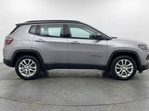 Used 2025 Jeep Compass Limited image 11