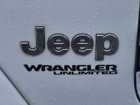 Used 2021 Jeep Wrangler Unlimited Sahara w/ LED Lighting Group AWD/4WD image 12