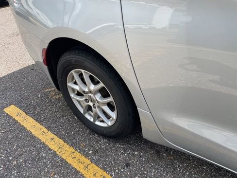 Used 2024 Chrysler Pacifica Touring-L image 4