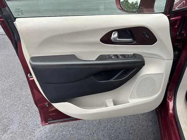 Used 2020 Chrysler Pacifica Limited FWD image 7