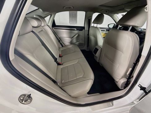 Used 2018 Volkswagen Passat 2.0T SE FWD image 34