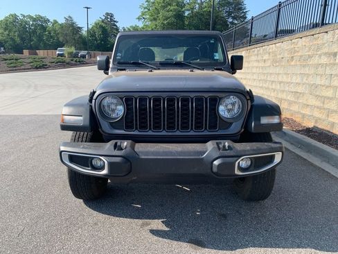 Used 2024 Jeep Gladiator Sport AWD/4WD image 3