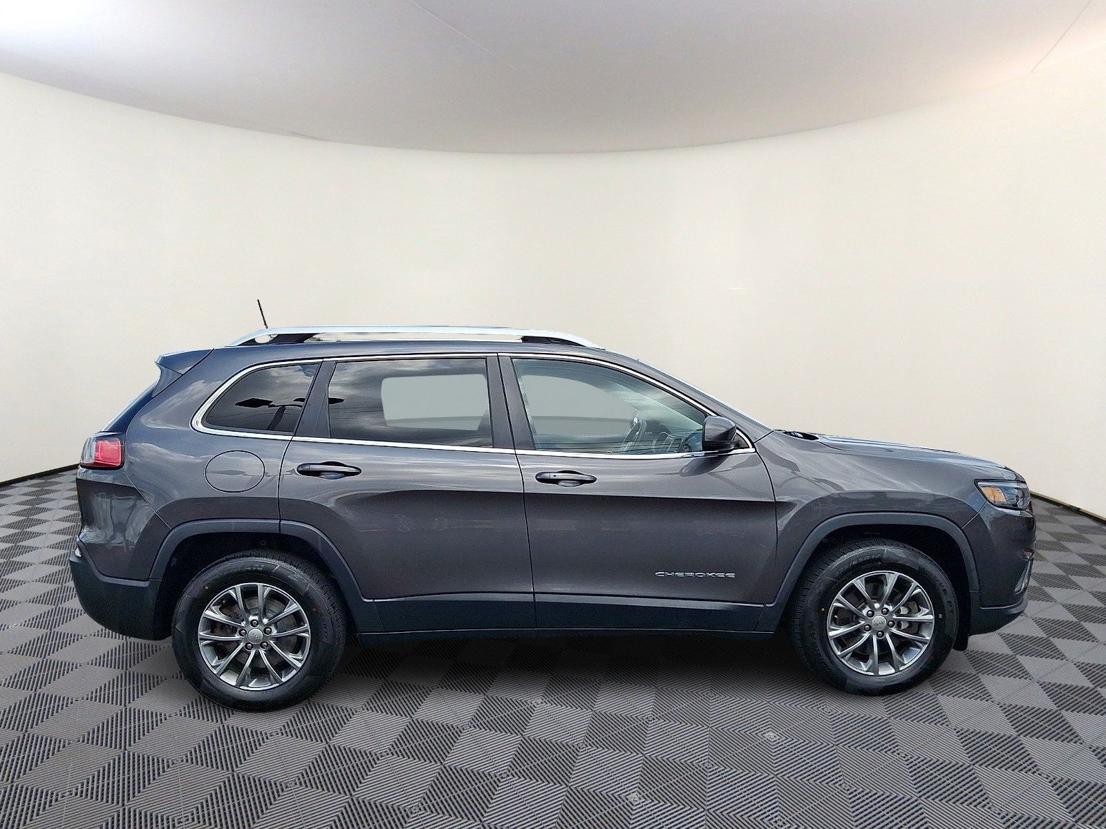 Used 2019 Jeep Cherokee Latitude Plus w/ Cold Weather Group AWD/4WD image 8