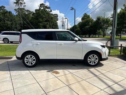 Used 2025 Kia Soul LX FWD image 4