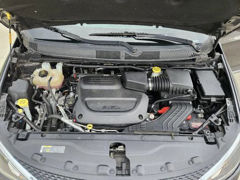Used 2019 Chrysler Pacifica Touring-L FWD image 10