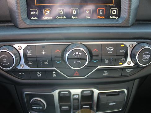 Used 2022 Jeep Wrangler Unlimited Sahara w/ Cold Weather Group image 38