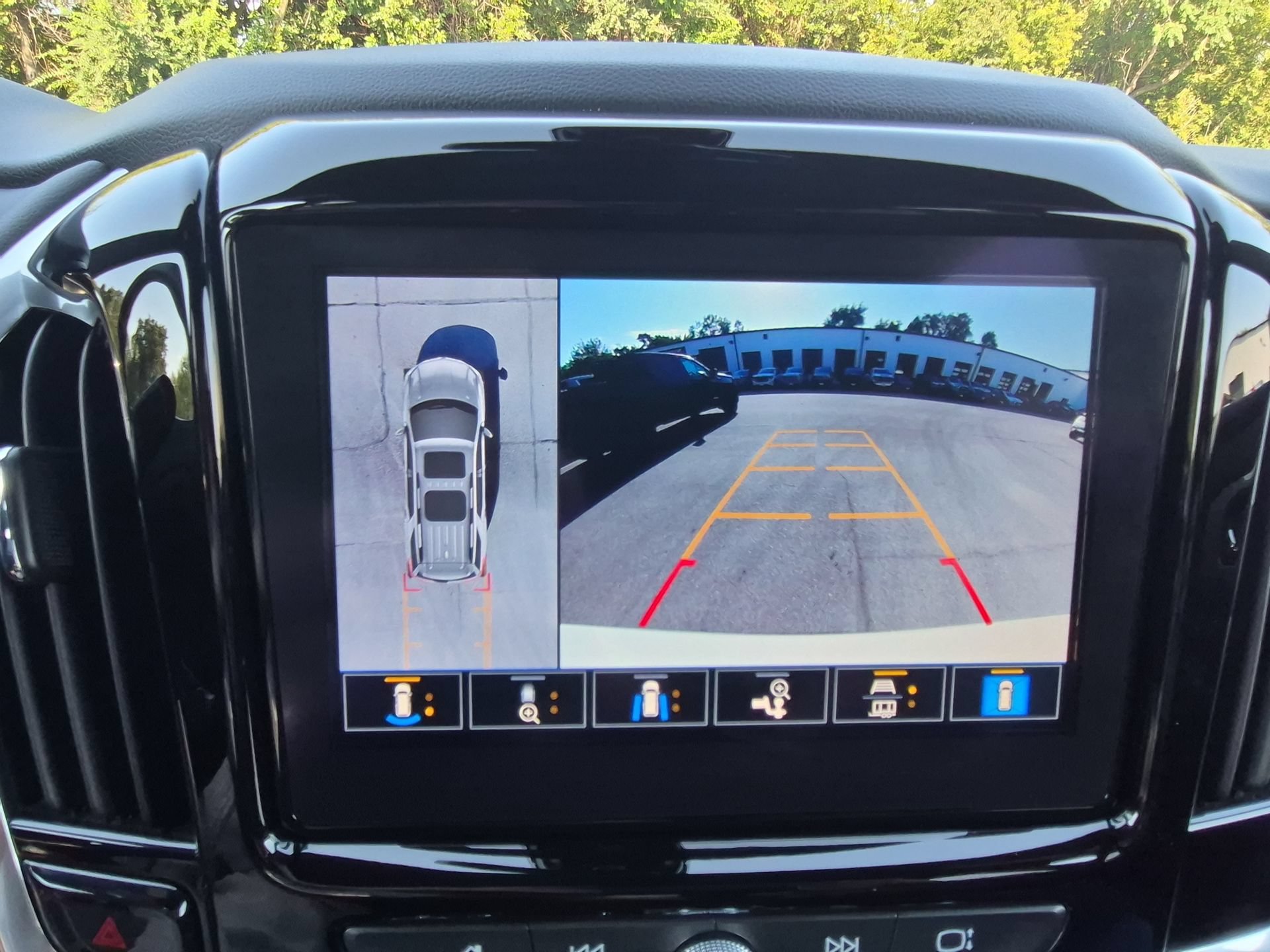 Used 2023 Chevrolet Traverse LT w/ Rear Camera Mirror Package AWD/4WD image 16