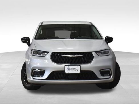 Used 2024 Chrysler Pacifica Touring-L image 5