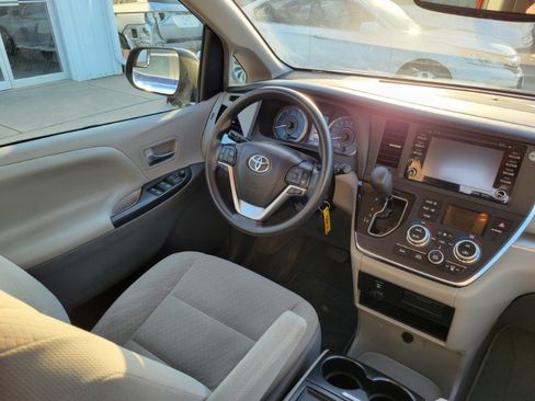 Used 2018 Toyota Sienna LE w/ Carpet Mat Package FWD image 27