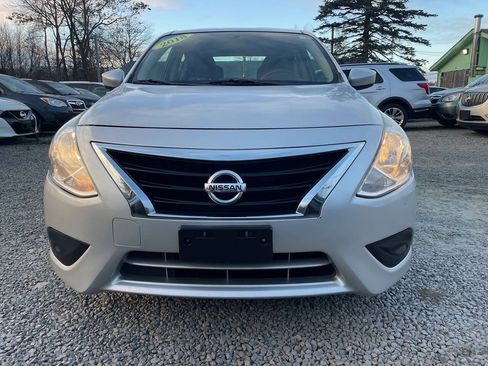 Used 2018 Nissan Versa SV FWD image 3