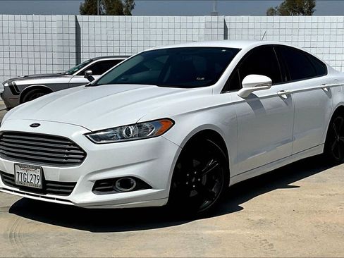 Used 2016 Ford Fusion SE image 2