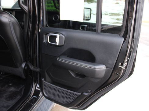 Used 2018 Jeep Wrangler Unlimited Sahara image 14