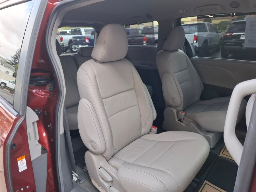Used 2016 Toyota Sienna XLE w/ XLE Navigation Package AWD/4WD image 30