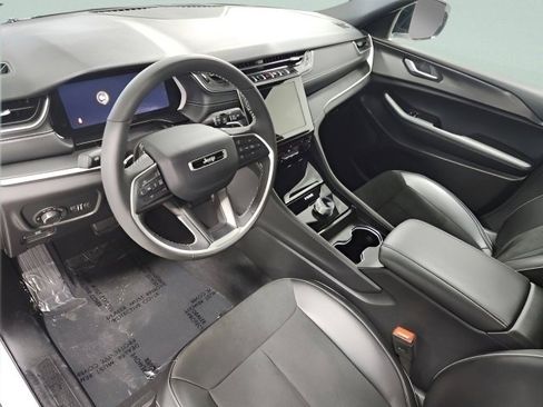 Used 2025 Jeep Grand Cherokee L Altitude image 28