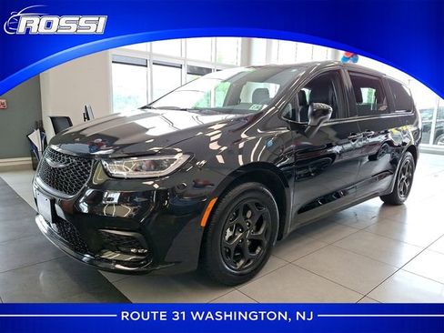 Certified 2023 Chrysler Pacifica Touring-L w/ S Appearance Package image 1