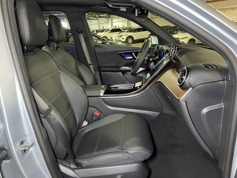 Used 2025 Mercedes-Benz GLC 300 4MATIC image 11