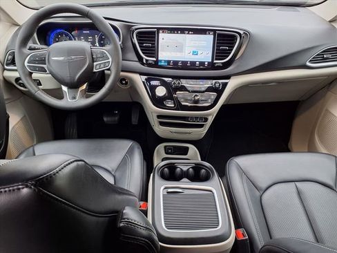 Used 2024 Chrysler Pacifica Touring-L image 10