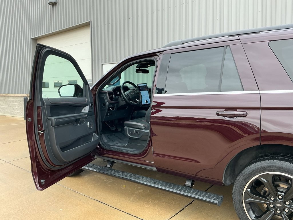 Used 2024 Ford Expedition Limited AWD/4WD image 8