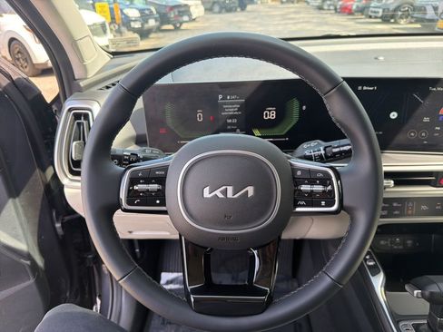 Certified 2025 Kia Sorento EX w/ Panoramic Sunroof Package FWD image 16