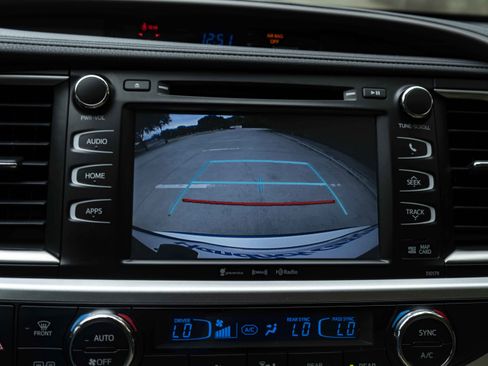 Used 2018 Toyota Highlander XLE image 30