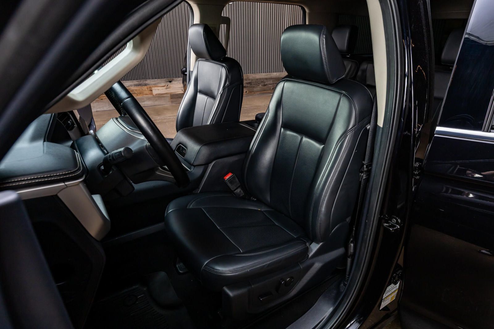 Used 2024 Ford Expedition XLT AWD/4WD image 29