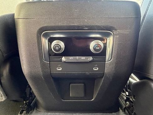 Used 2023 GMC Yukon SLT AWD/4WD image 30