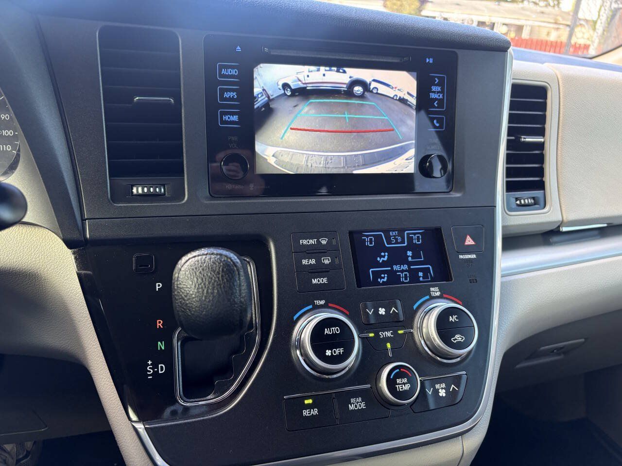 Used 2015 Toyota Sienna LE FWD image 25
