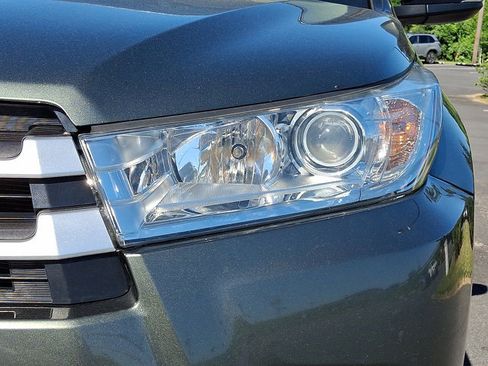 Used 2018 Toyota Highlander XLE w/ Carpet Mat Package (TMS) AWD/4WD image 10