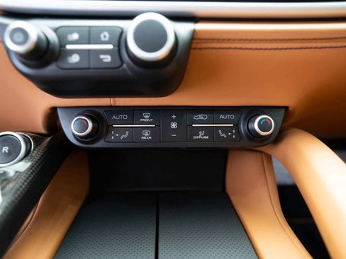 Used 2018 Ferrari GTC4Lusso AWD/4WD image 24