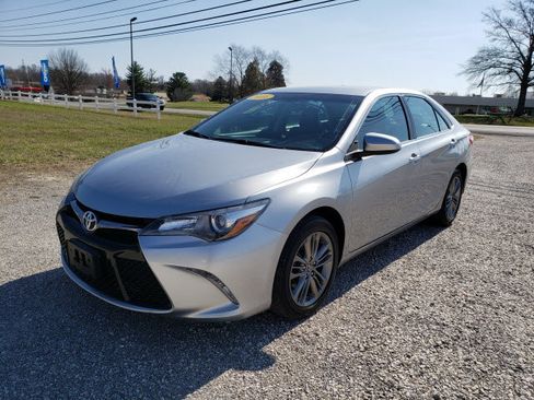 Used 2016 Toyota Camry SE image 1
