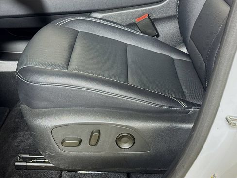 Used 2025 Chevrolet Traverse LT FWD image 17