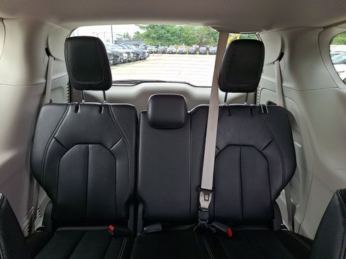 Used 2024 Chrysler Pacifica Touring-L FWD image 13