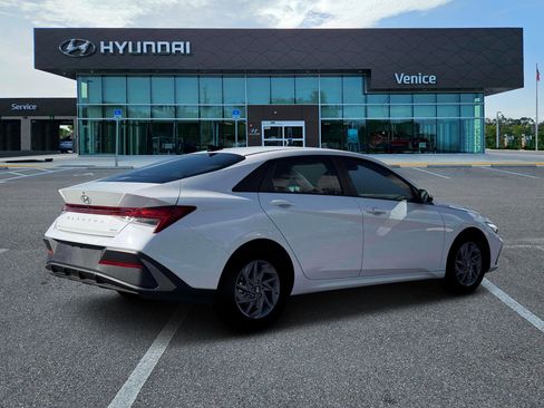 New 2026 Hyundai Elantra Hybrid FWD image 8