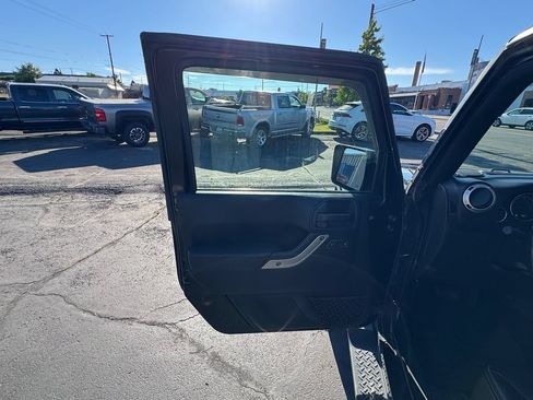 Used 2018 Jeep Wrangler Unlimited Sahara AWD/4WD image 13