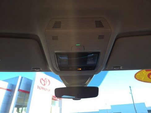 Used 2025 Volkswagen Atlas SE image 21