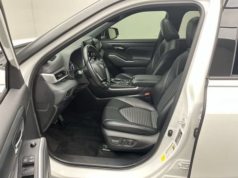 Used 2022 Toyota Highlander XSE AWD/4WD image 3