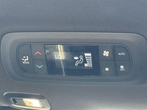 Used 2025 Chrysler Pacifica Limited FWD image 24