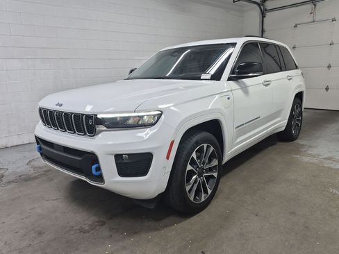 Used 2022 Jeep Grand Cherokee Overland w/ Advanced Protech Group III AWD/4WD image 11