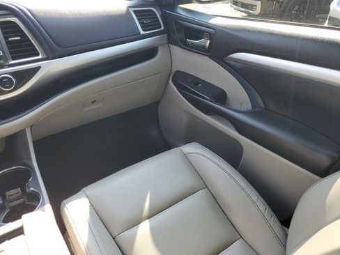 Used 2019 Toyota Highlander XLE AWD/4WD image 23