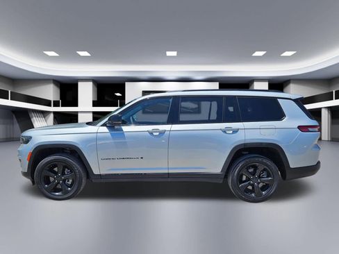 Used 2025 Jeep Grand Cherokee L Laredo AWD/4WD image 3