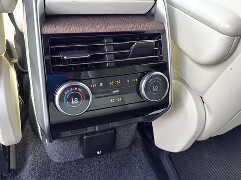 Used 2025 Land Rover Range Rover Long Wheelbase SE AWD/4WD image 28