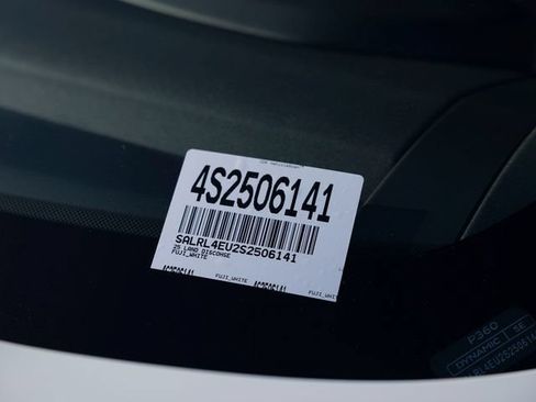Certified 2025 Land Rover Discovery Dynamic SE AWD/4WD image 31